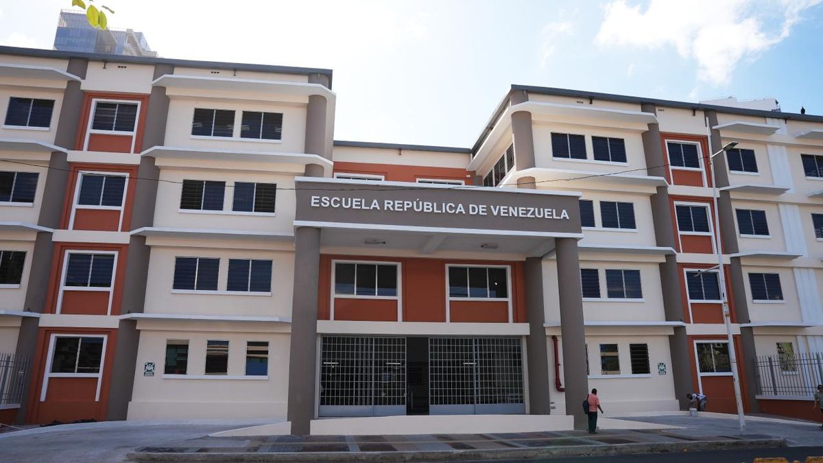 El presidente de la República, José Raúl Mulino, inauguró este jueves el nuevo edificio que alberga la Escuela República de Venezuela y el Instituto Comercial Bolívar, en Calidonia, una obra que permaneció paralizada por años y que hoy se entrega como parte del plan de recuperación de infraestructuras educativas. El presidente de la República, José Raúl Mulino, inauguró este jueves el nuevo edificio que alberga la Escuela República de Venezuela y el Instituto Comercial Bolívar, en Calidonia, una obra que permaneció paralizada por años y que hoy se entrega como parte del plan de recuperación de infraestructuras educativas.