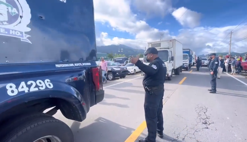 Tras acuerdo entre el gobierno nacional y los transportistas los camiones eran escoltados por la policía nacional para garantizar que en 10 horas lleguen a ciudad capital