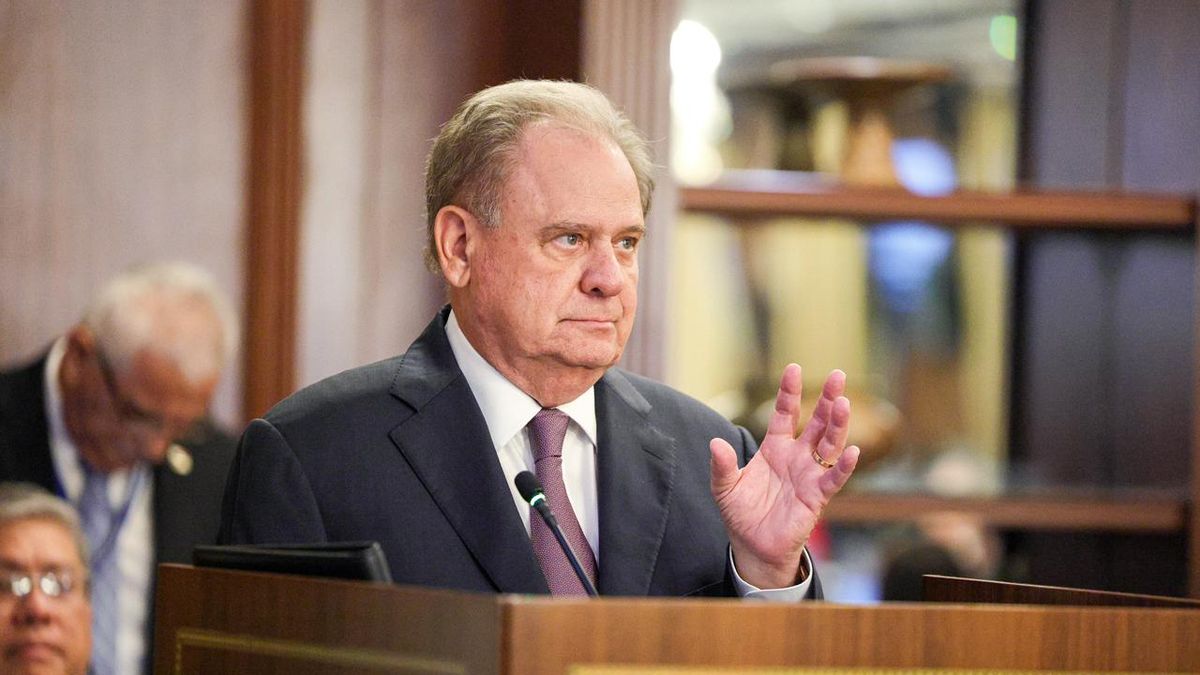 El secretario del Ferrocarril, Henry Faarup, sustentó el proyecto ante el Gabinete. El secretario del Ferrocarril, Henry Faarup, sustentó el proyecto ante el Gabinete.