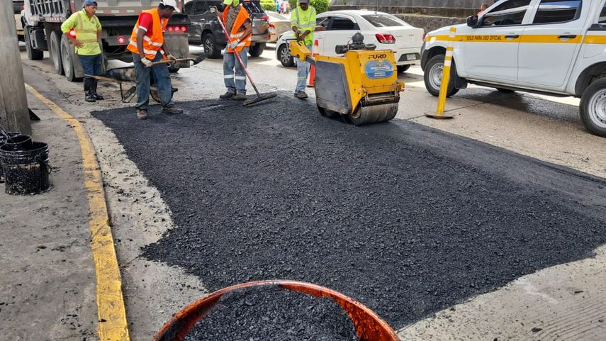 MOP rehabilita con 30 toneladas de asfalto la Avenida 3 de Noviembre, Calidonia