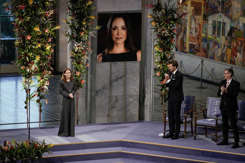 La opositora venezolana María Corina Machado dedicó este miércoles el Nobel de la Paz por medio de su hija, Ana Corina Sosa, quien recibió el galardón en su nombre, a todo el pueblo de Venezuela y a los 