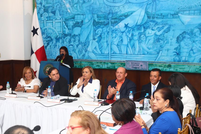 Propietarios de pequeñas farmacias se organizan en cooperativa. Propietarios de pequeñas farmacias se organizan en cooperativa.