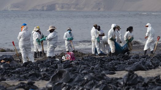 Perú prohíbe zarpar al buque implicado en derrame de crudo