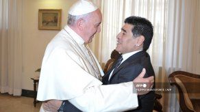 Papa recuerda con afecto a Maradona y reza por él