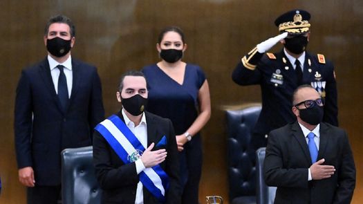 Bukele ironiza y se autodenomina Dictador de El Salvador en Twitter