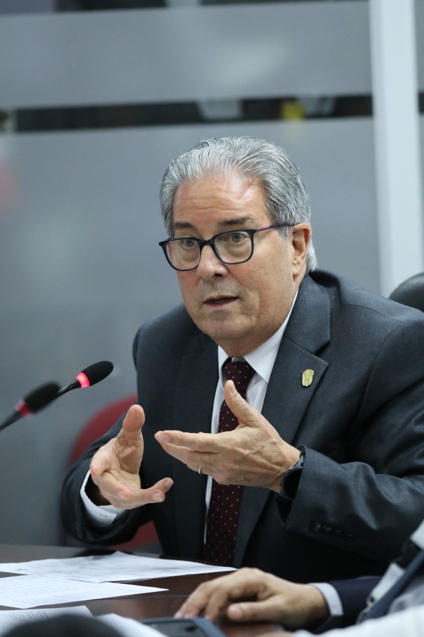 El ministro de Salud, Fernando Boyd Galindo ante la Comisión de Presupuesto. El ministro de Salud, Fernando Boyd Galindo ante la Comisión de Presupuesto.