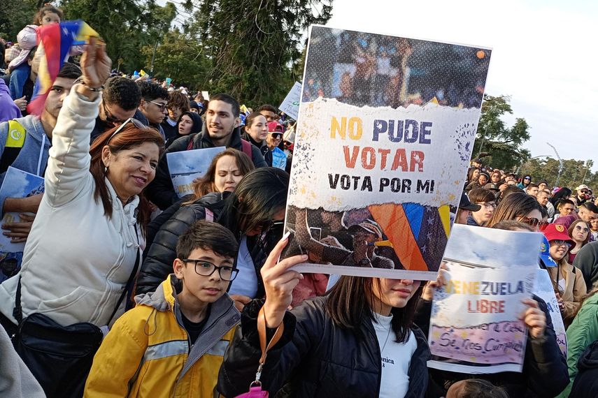 Venezolanos protestan en el mundo al no poder ejercer derecho al voto Venezolanos protestan en el mundo al no poder ejercer derecho al voto