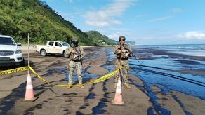 Al menos 1.200 barriles de crudo se derramaron en costa de Ecuador