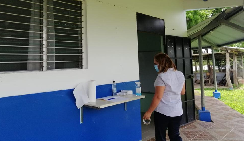 Una matrícula global de estudiantes 300,511 que estudian en 1,398 escuelas ubicadas en las 16 regiones educativas del territorio nacional, deben incorporarse a la semipresencialidad.