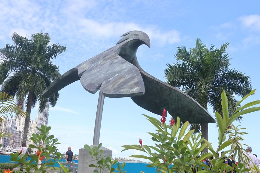 Inauguran en la Cinta Costera escultura del Águila Harpía