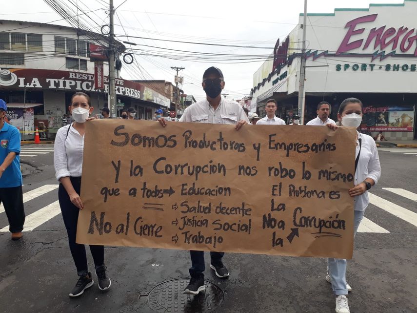 En medio de la crisis que vive el país, desabastecimiento de insumos e inseguridad, empresarios, productores y representantes de diversos gremios en Chiriquí participaron de la Primera Gran Manifestación Pacífica por la Paz de Panamá.