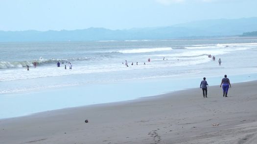 El nombre de Estero Rico en Alanje se debe a que, para llegar hasta la playa hay que cruzar un estero que durante la marea baja se puede atravesar a pie, pero también hay operadores de botes que por 0.25 o 0.50 centavos llevan a las personas hasta la otra orilla.&nbsp;