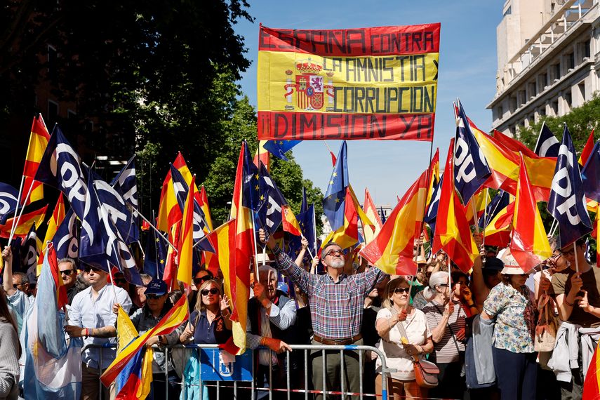 Oposición de España marcha contra Pedro Sánchez y  amnistía