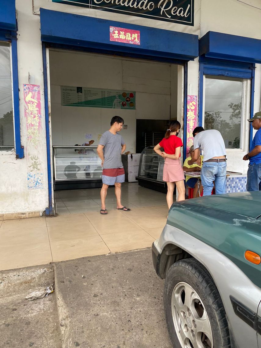 El Ministerio de Salud (MINSA) luego de recibir una denuncia en donde se podía ver en las imágenes a dos gastos en la vitrina de una panadería, ubicada en Condado Real en el corregimiento de Pacora, personal de la región de Salud de Panamá Este, procedió a realizar la inspección de esta panadería en donde se levantó un informe y se procedió a sancionar a los propietarios.
