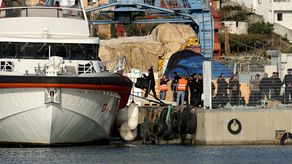 Regresan a Italia los primeros migrantes enviados a Albania