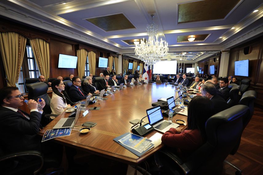 El Consejo de Gabinete, encabezado por el Presidente José Raúl Mulino, aprobó hoy martes los Decretos de Gabinete que autorizan la creación de dos fideicomisos dirigidos a impulsar el financiamiento de la micro, pequeña y mediana empresa (PYMES). El Consejo de Gabinete, encabezado por el Presidente José Raúl Mulino, aprobó hoy martes los Decretos de Gabinete que autorizan la creación de dos fideicomisos dirigidos a impulsar el financiamiento de la micro, pequeña y mediana empresa (PYMES).