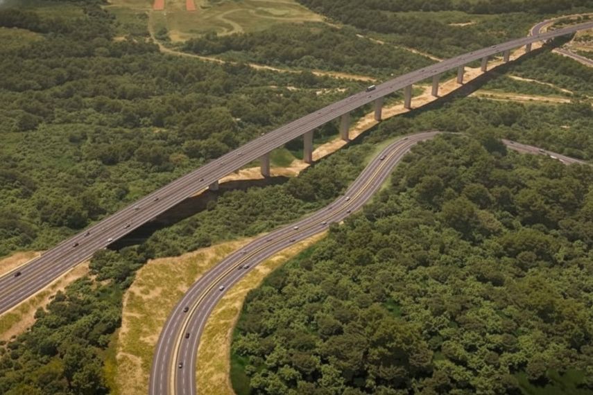 El Ministerio de Obras Públicas (MOP) adjudicó a Constructora MECO, S.A. investigada en el caso Blue Apple, el proyecto “Ampliación del Corredor de las Playas – Tramo Carretera Panamericana (CPA) El Espino–Sajalices y Variante de Campana”.