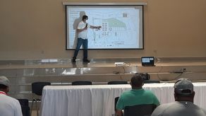 En una reunión con comerciantes y pescadores en David, el administrador de la AMP, Noriel Araúz, aclaró dudas del Mercado del Marisco en Pedregal.