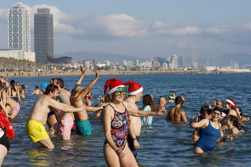 Barcelona comienza el año con un baño solidario por las personas sin hogar