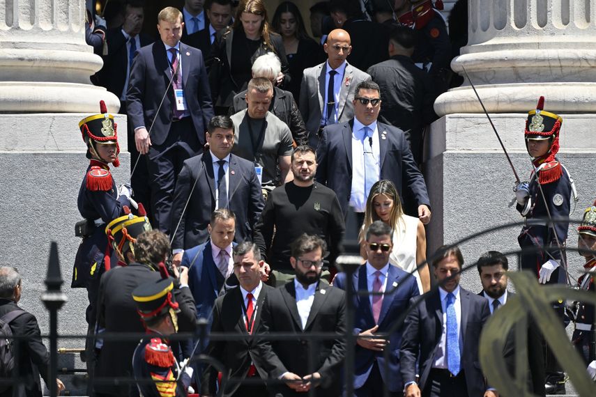 El presidente de Ucrania, Volodimir Zelenski, abordó el domingo aspectos de su lucha contra la invasión rusa con los mandatarios de Ecuador, Paraguay y Uruguay durante su visita a Argentina para asistir a la asunción presidencial del ultraliberal Javier Milei. El presidente de Ucrania, Volodimir Zelenski, abordó el domingo aspectos de su lucha contra la invasión rusa con los mandatarios de Ecuador, Paraguay y Uruguay durante su visita a Argentina para asistir a la asunción presidencial del ultraliberal Javier Milei.