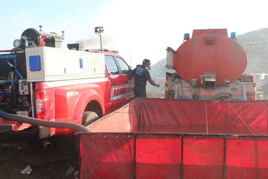 Las unidades de los bomberos reportan haber accedido a algunos de los puntos más difíciles, lo que ha permitido reducir aún más el área incendiada. Las unidades de los bomberos reportan haber accedido a algunos de los puntos más difíciles, lo que ha permitido reducir aún más el área incendiada.