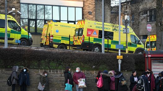 Inglaterra reduce a cinco días la cuarentena por covid-19