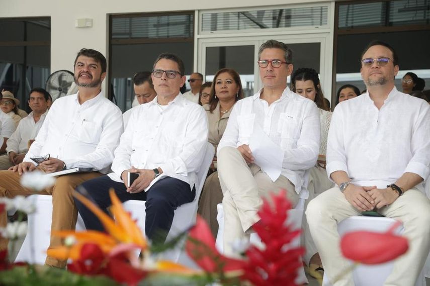 Panamá y Costa Rica estrecharon este sábado sus vínculos bilaterales en una reunión de ministros en la que abordaron temas como la cooperación contra el crimen organizado y acciones para agilizar el comercio internacional. Panamá y Costa Rica estrecharon este sábado sus vínculos bilaterales en una reunión de ministros en la que abordaron temas como la cooperación contra el crimen organizado y acciones para agilizar el comercio internacional.