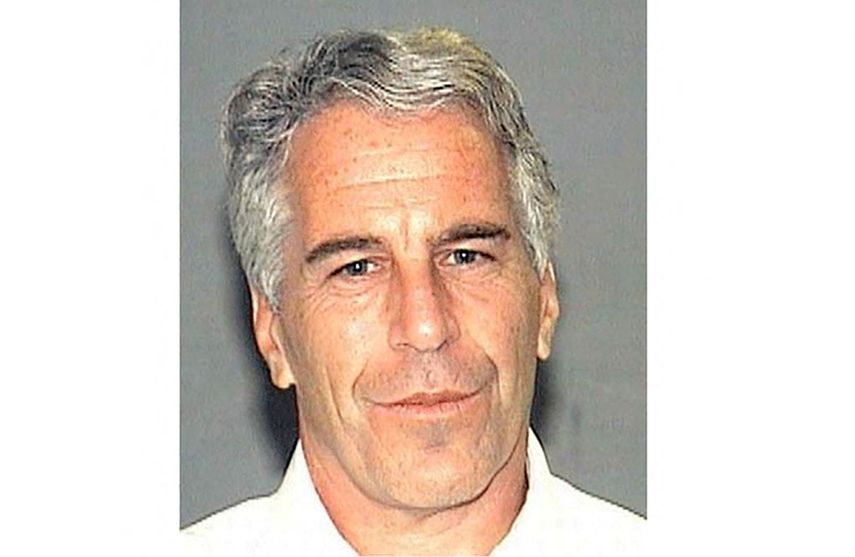 Jeffrey Epstein, un millonario conocido por rodearse de celebridades, se suicidó en la cárcel en 2019 mientras esperaba juicio por un cargo de tráfico sexual. Jeffrey Epstein, un millonario conocido por rodearse de celebridades, se suicidó en la cárcel en 2019 mientras esperaba juicio por un cargo de tráfico sexual.