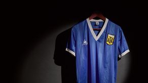 Mítica camiseta de Maradona vendida por casi 9