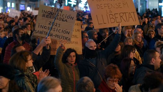 Restricciones por covid crecen en el mundo ante no vacunados