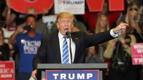 Trump dice que Clinton fue usada por la estafadora Alicia Machado