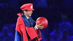 Primer ministro nipón sorprende a Río vestido de Super Mario