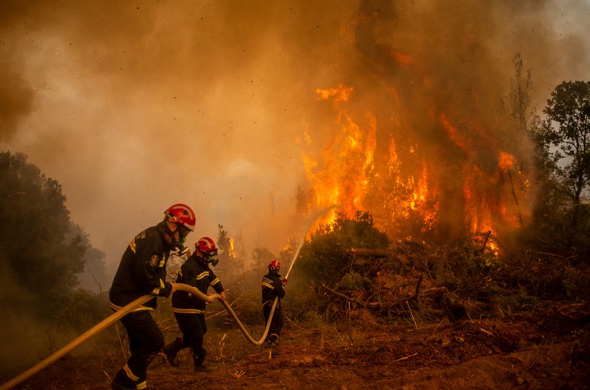 Bomberos de Francia siguen combatiendo incendios