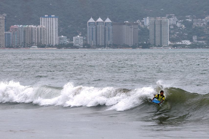 Huracán Roslyn sube a categoría 3 y se acerca a costa pacífica de México.