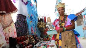 Abuela de 73 años diseña piezas que mantiene viva la cultura afrodescendiente
