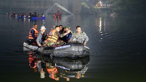 Al menos 137 muertos tras el derrumbe de un puente colgante en India