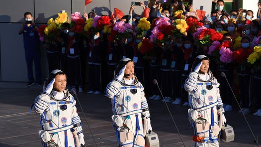 Astronautas chinos regresan a la Tierra tras una misión récord