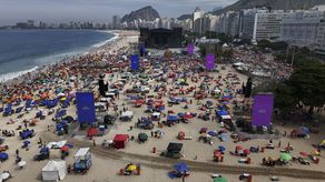 La efervescencia crece a cada hora de este sábado en Copacabana, a medida que una marea humana comienza a llegar a la icónica playa de Rio de Janeiro para ver el megaconcierto gratuito de la estrella del pop latino Shakira.