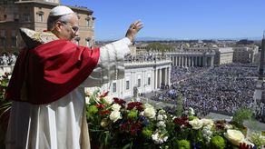 El papa León XIV durante la bendición urbi et orbi. AFP