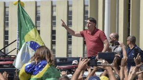Bolsonaro arenga a manifestantes que rompen cuarentena y piden intervención militar