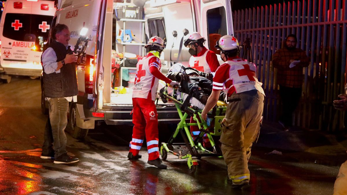 Cuatro muertos por choque entre camión que transportaba migrantes y autobús en México