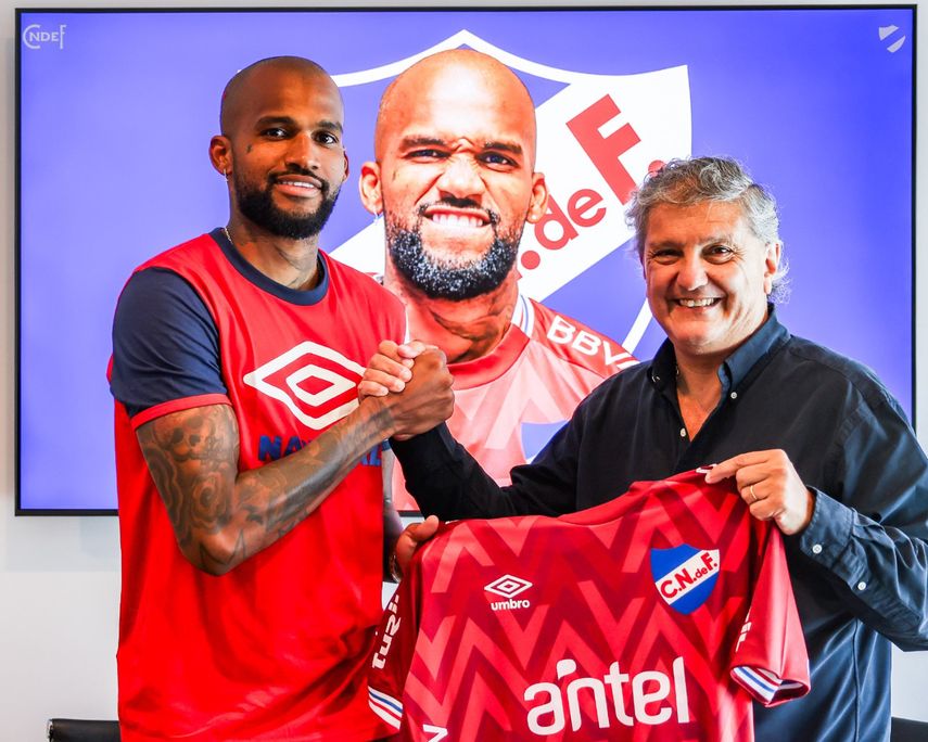 Mejía firmó este miércoles el contrato que lo une al Nacional. Foto: Cortesía/@Nacional