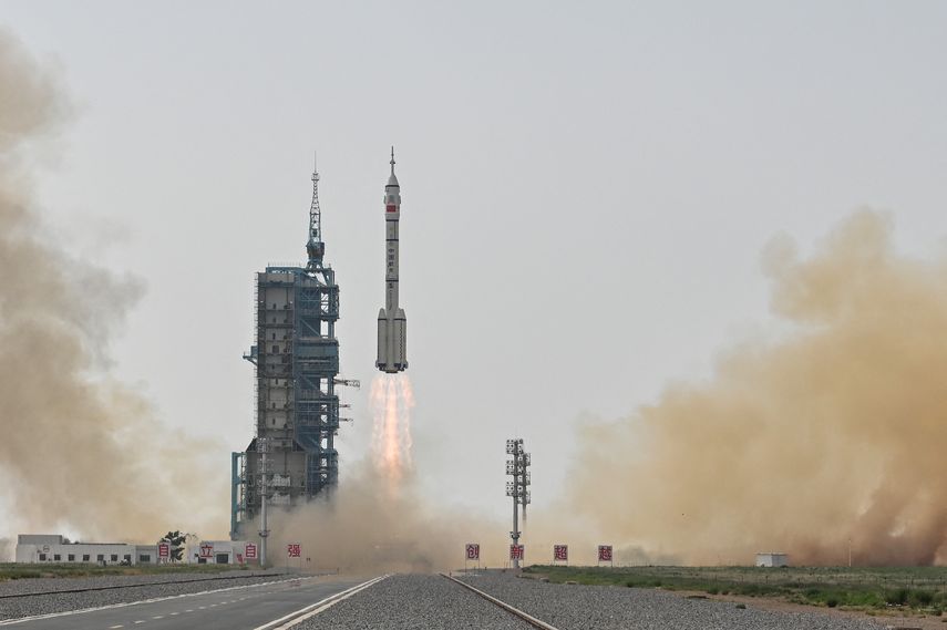 Misión china con astronauta civil llega a estación espacial