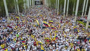Cientos de miles protestaron en Colombia en la mayor manifestación contra Petro