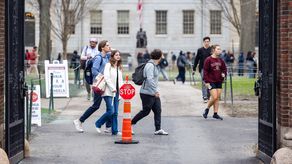 Gobierno de Trump prohíbe a Harvard matricular a estudiantes extranjeros