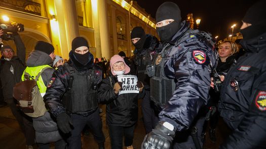 Miles de personas salen a las calles para pedir a Putin que detenga la locura de la guerra