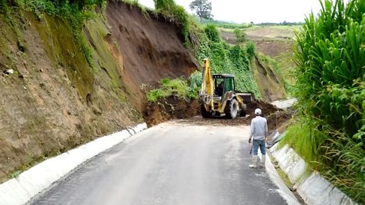 Diversas comunidades han quedado incomunicadas en Tierras Altas por las lluvias, por lo cual el MOP ha tenido que trabajar en el despeje de vías.
