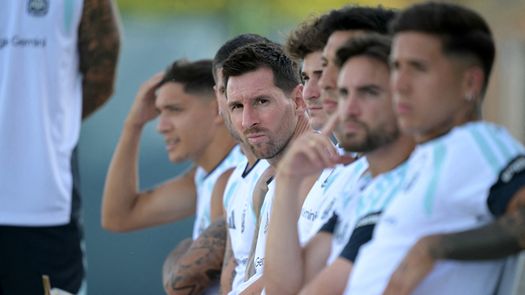 Solo Argentina puede evitar que el trofeo de la Copa del Mundo regrese a Europa. La vigente campeona sigue en pie a base de épica, lágrimas y mucho Messi, pero el sábado le espera su primera piedra de toque en los cuartos de final ante Suiza. Solo Argentina puede evitar que el trofeo de la Copa del Mundo regrese a Europa. La vigente campeona sigue en pie a base de épica, lágrimas y mucho Messi, pero el sábado le espera su primera piedra de toque en los cuartos de final ante Suiza.