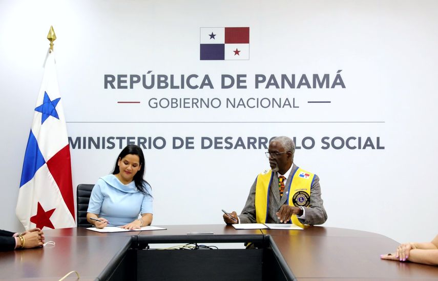 La ministra de Desarrollo Social (MIDES), María Inés Castillo, y el represente legal de la Asociación Nacional de Clubes de Leones Distrito D-1 Panamá, Carlos Alberto Smith, firmaron un convenio de cooperación. La ministra de Desarrollo Social (MIDES), María Inés Castillo, y el represente legal de la Asociación Nacional de Clubes de Leones Distrito D-1 Panamá, Carlos Alberto Smith, firmaron un convenio de cooperación.