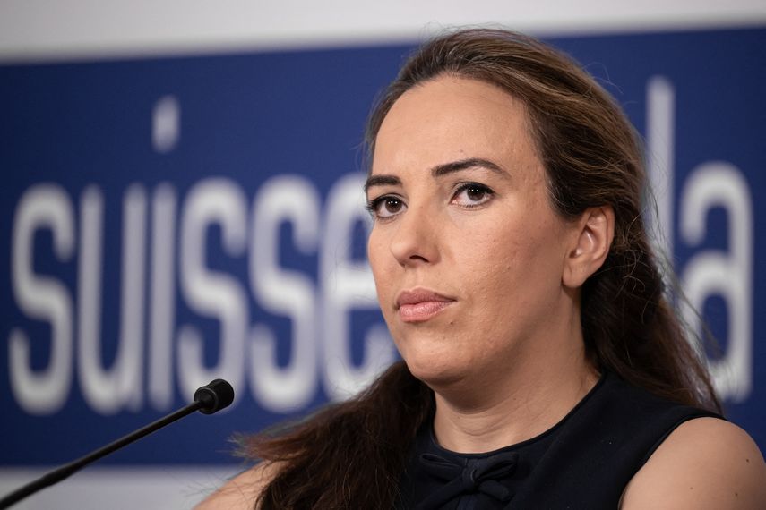 Mujer de Julian Assange pide clemencia a Joe Biden